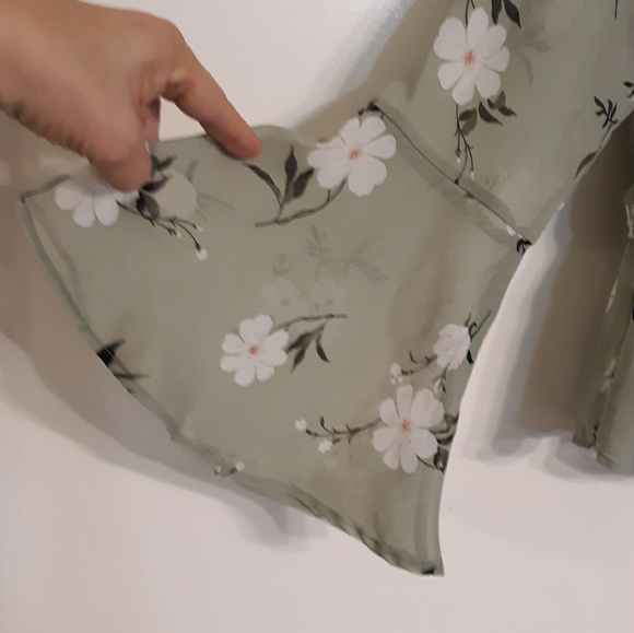 "C" RUFFLED GREEN BLOUSE WITH WHITE FLORAL - Picture 2 of 4